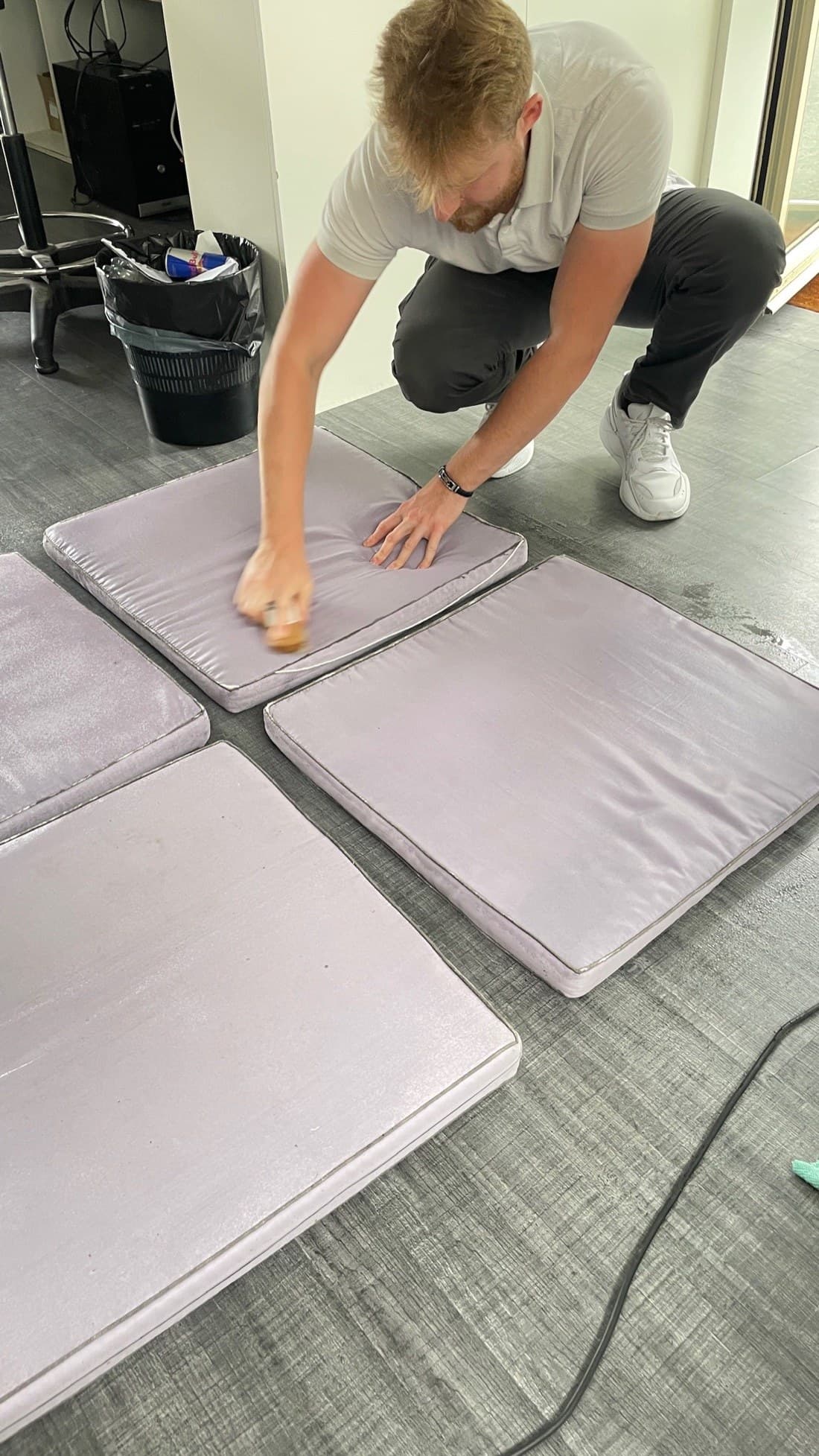 Technicien Happy Propre en intervention sur des coussins de canapé
