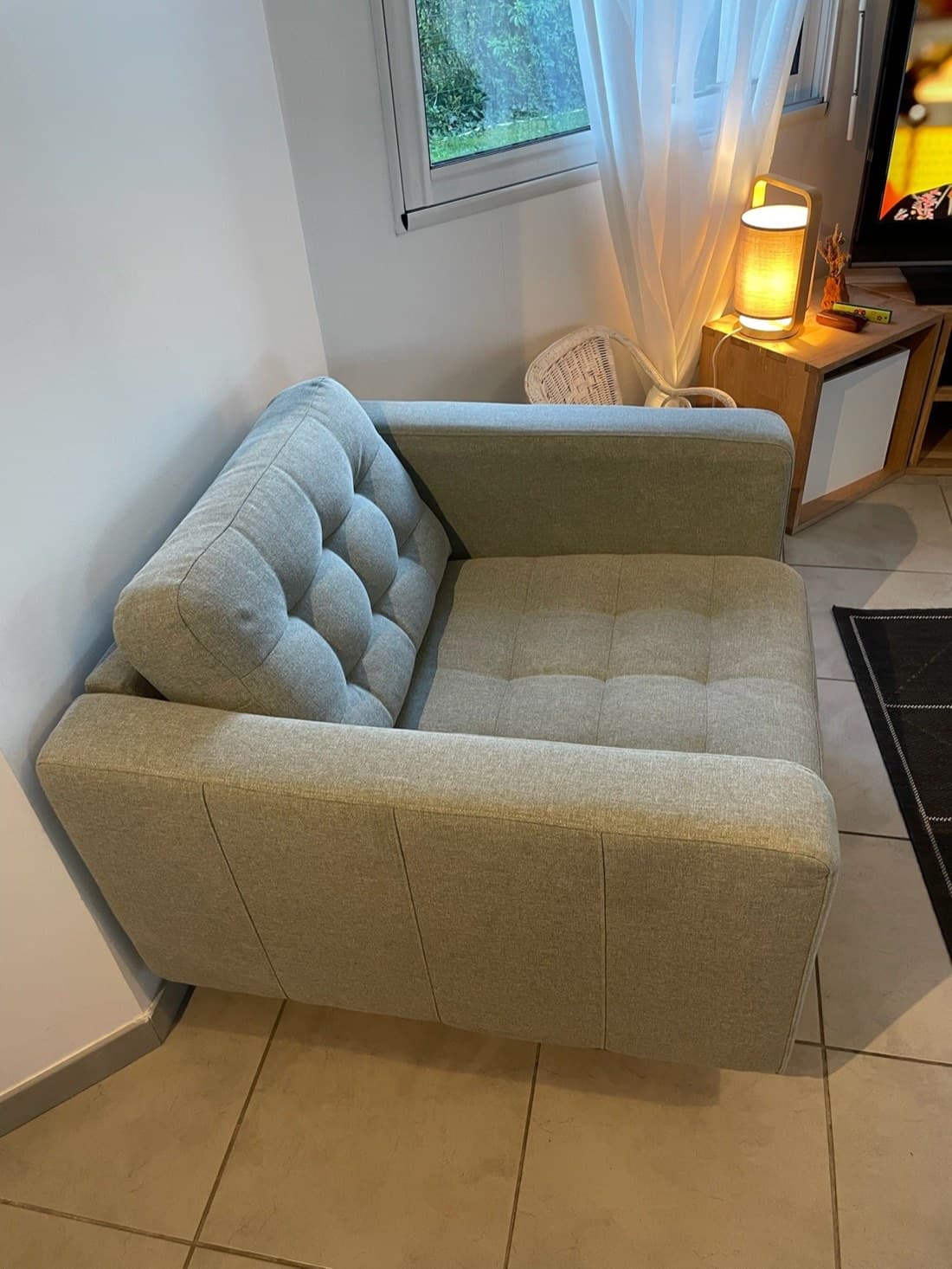 Fauteuil en tissu nettoyé à domicile par Happy Propre, dans un salon lumineux