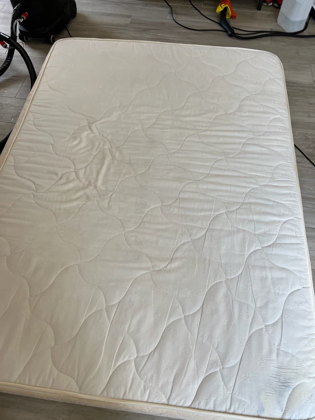 Matelas désinfecté et détaché