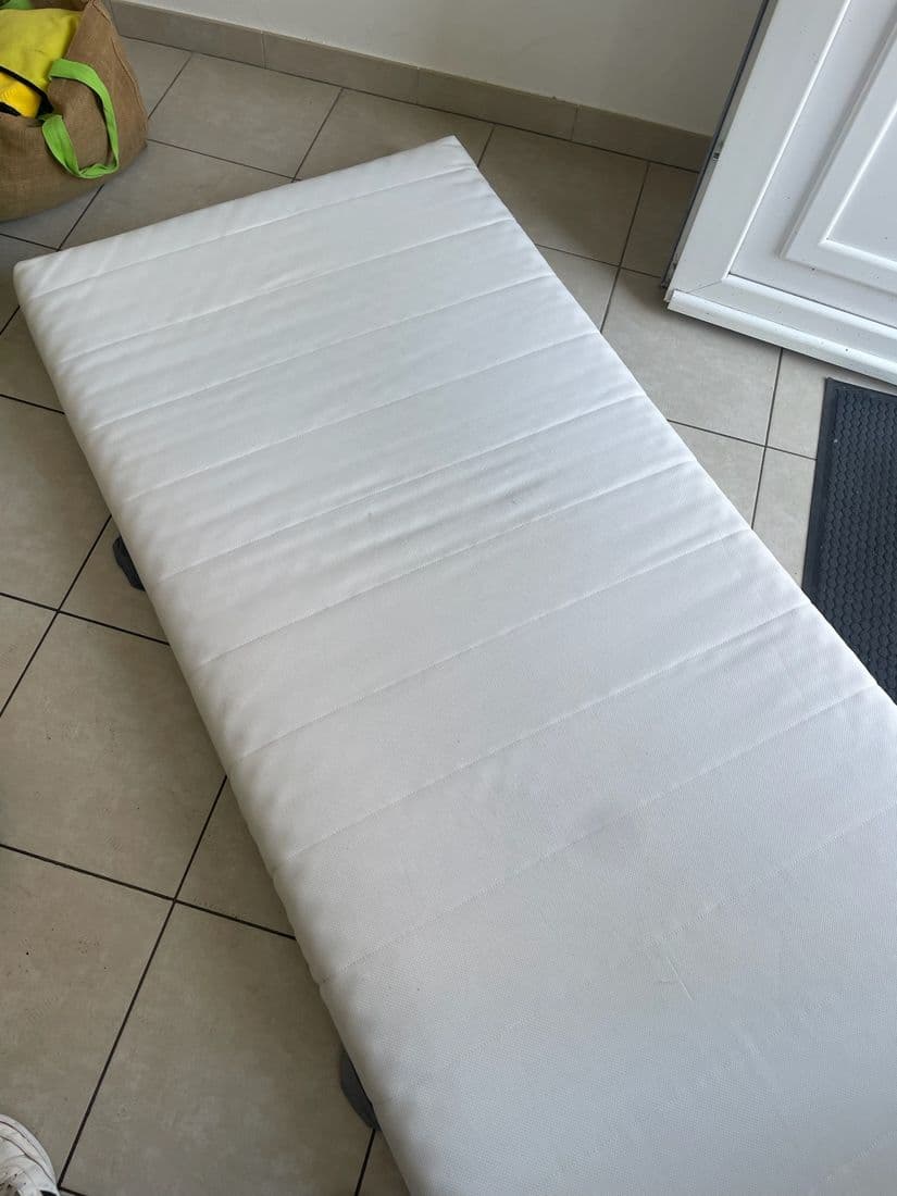 Matelas 1 place avec une grande tache jaune avant nettoyage, puis blanc après — après