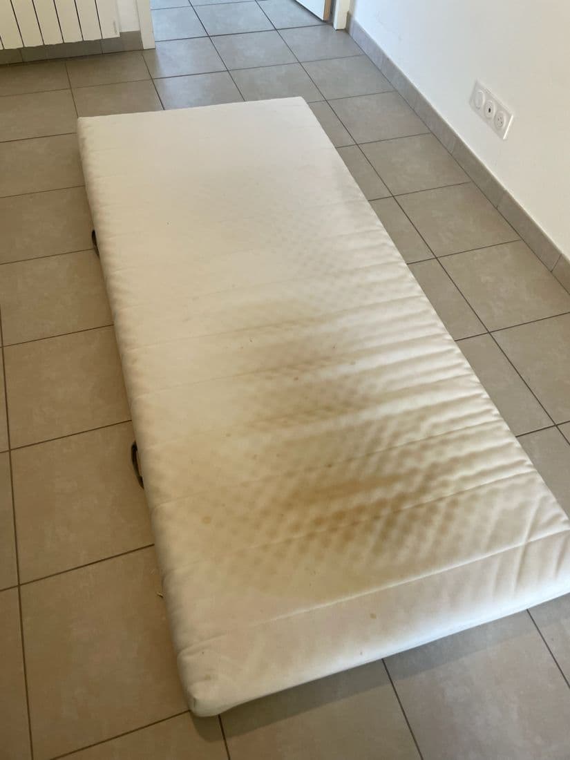 Matelas 1 place avec une grande tache jaune avant nettoyage, puis blanc après — avant