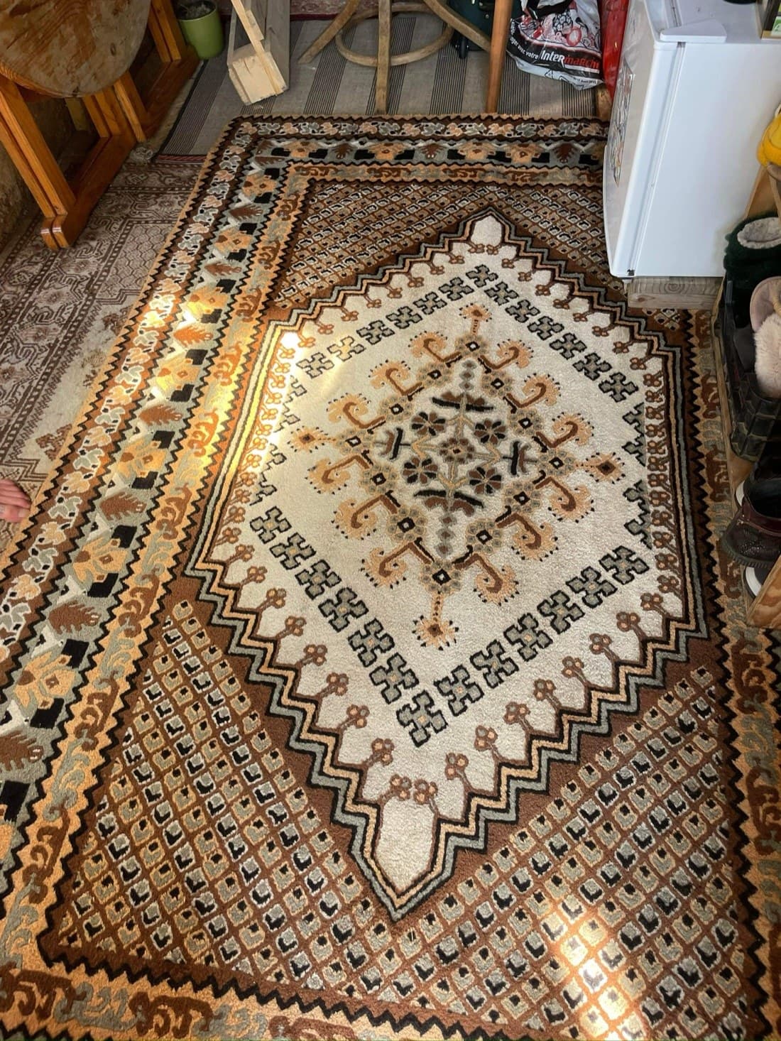 Tapis nettoyé, contraste avec le sol environnant